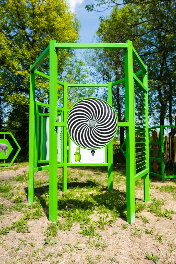 Naukowy HEX - urządzenie optyczne na placu zabaw