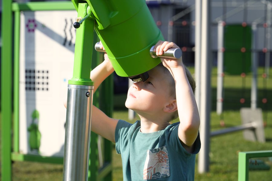 Luneta astronomiczna - dziecko podczas obserwacji